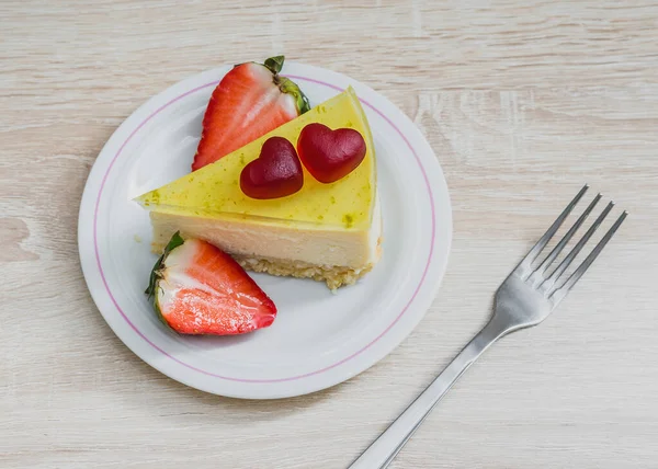 Süße Torte mit Herzen zum Internationalen Valentinstag — Stockfoto