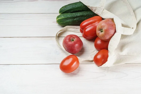 Saco ecológico de linho claro com legumes e frutas frescas — Fotografia de Stock