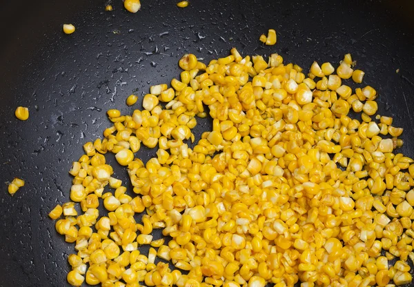 Fried corn, corn seeds in frying pan — Stock Photo, Image