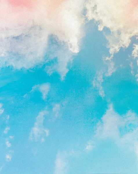 Старий папір з мрійливими хмарами на блакитному небі — стокове фото