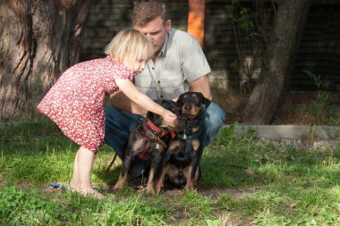 sarışın kız iki Terrier ile babası iletir. 