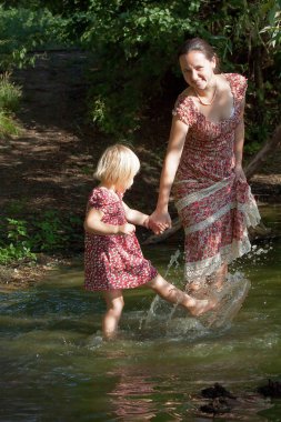 Yazlık elbise kız gölde anne ve spla gider