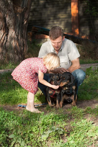 kız babasının gözetimi altında iki köpek besleme
