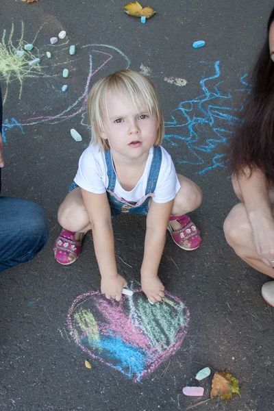 The girl draws on asphalt — Stock Photo, Image