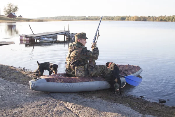 The hunter is going to sail on hunting, two dogs nearby — Stock Photo, Image