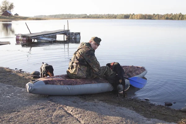 The hunter after hunting, nearby two dogs — Stock Photo, Image