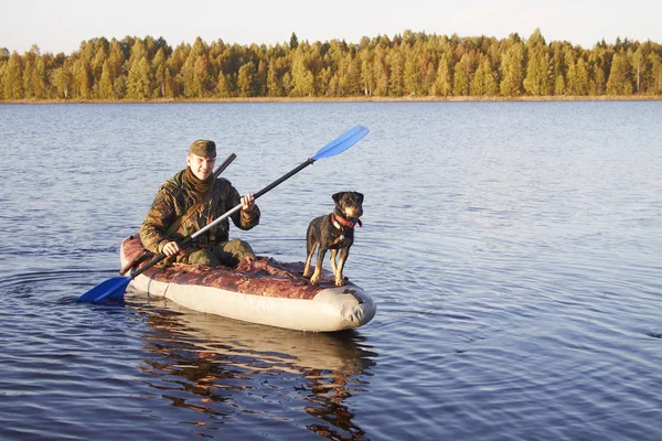 The hunter with a dog come back home — Stock Photo, Image