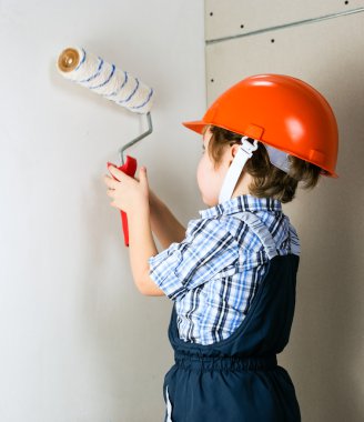 Dört yaşındaki çocuk koruyucu kask inşaat painstakingl