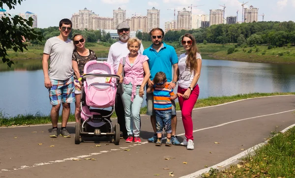 Stor familj på en bakgrund av nya byggnader — Stockfoto