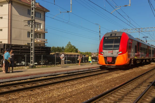 Elektrische "lastochka" kommt auf dem Bahnhof lazarevskaya Sotschi, — Stockfoto