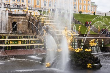 Pertergof, Saint-Petersburg, Rusya 'da büyük şelale