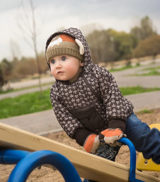 Kleine jongen speelt kinderspeelplaats — Stockfoto