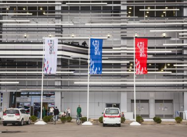 Autodrome o ana tribün girişi Rus renklere bayrakları