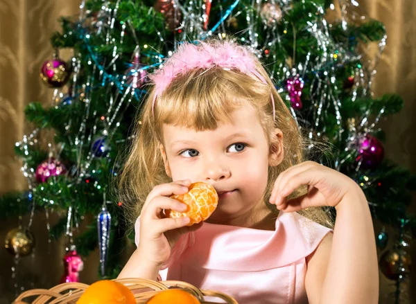 Dziewczyna z mandarynki w Boże Narodzenie — Zdjęcie stockowe