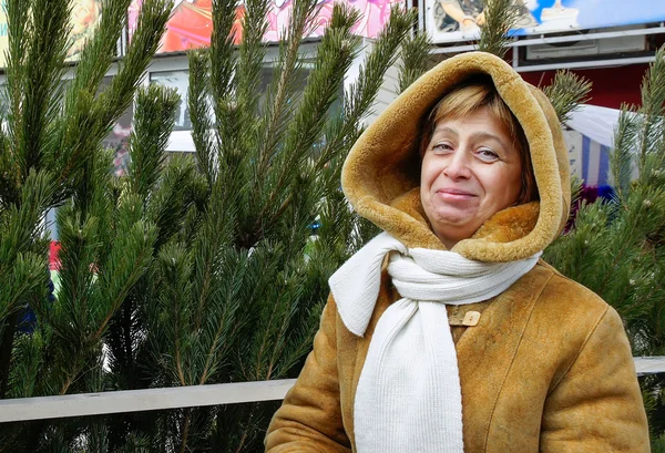 Frau in der Nähe von Neujahrsbaum — Stockfoto