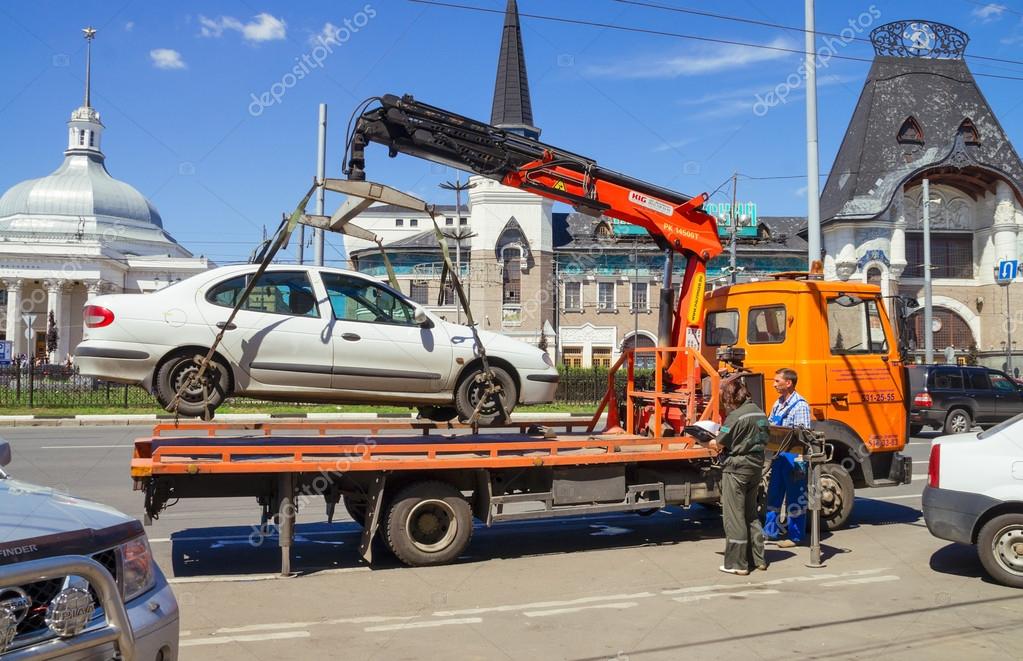 Автомобиль на эвакуаторе. Эвакуаторы гку ампп. Сколько можно зарабатывать на эвакуаторе. Эвакуатор для коммерческого транспорта. Машина на эвакуаторе.