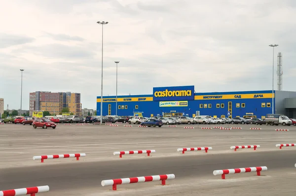 Centro commerciale Castorama e parcheggio prima di esso a Nizhny Novgor — Foto Stock