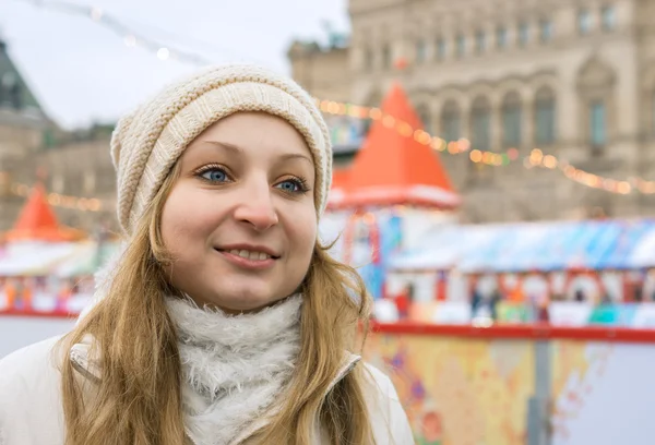 Retrato de menina sorridente contra a praça da cidade — Fotografia de Stock