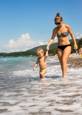 Çocuk ile anne git deniz kenarı