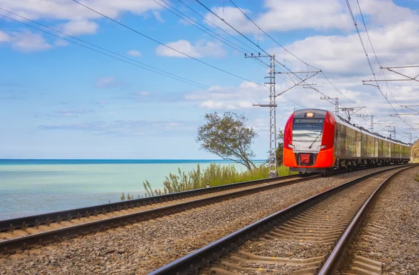 Elektrischer Zug am Meeresufer — Stockfoto