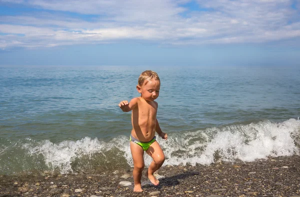 Мальчик уходит из моря — стоковое фото