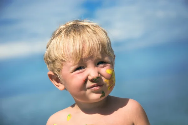 Portrait de petit garçon peint par des peintures — Photo