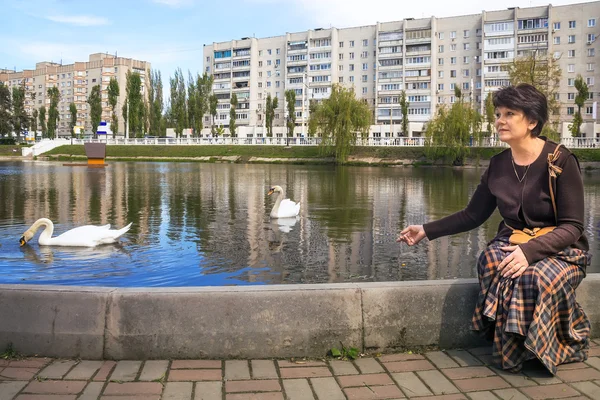 Woman swith swans — Stock Photo, Image