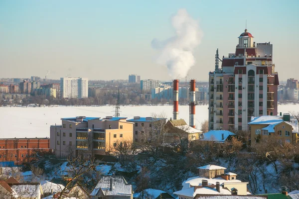 Stadt am zugefrorenen Fluss — Stockfoto