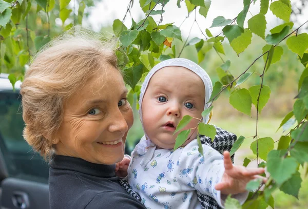 Mormor med barnbarn — Stockfoto