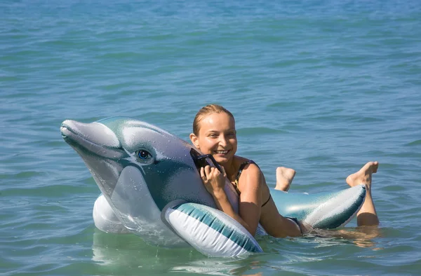 Menina feliz flutua no mar — Fotografia de Stock
