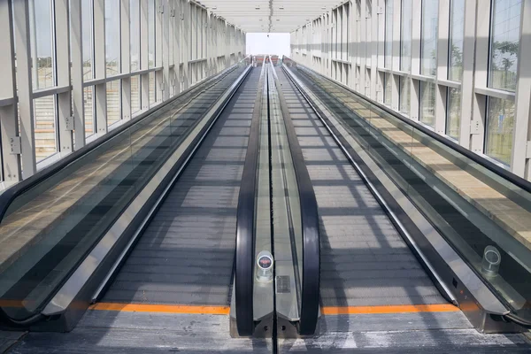 Tape rulltrappa i glasade tunnel — Stockfoto