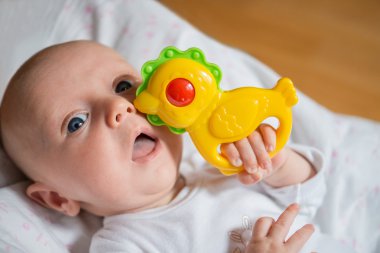 Bebek çıngırağı klempe yumruk ile