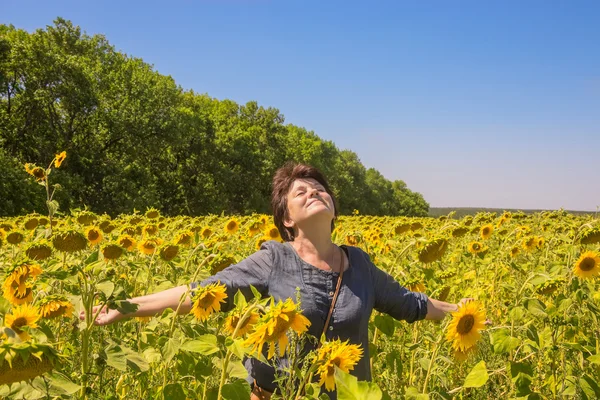 Woman with hands placed in parties among sunflowers — Stock Photo, Image