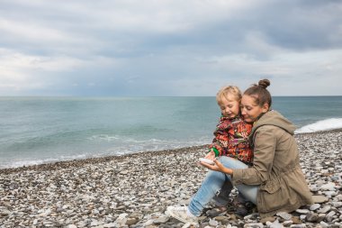 Sahilde küçük oğlu ile anne