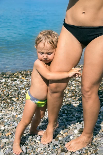 Repos plage avec enfant — Photo