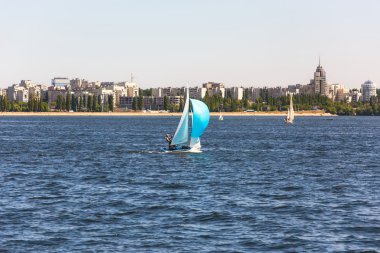 Yelkenli gemiler city karşı Nehri üzerinde