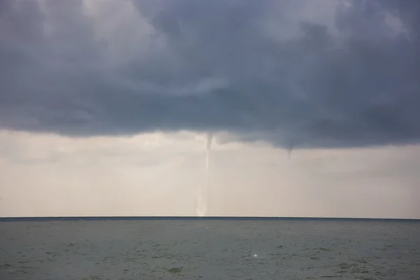 Tornado suga água do mar — Fotografia de Stock
