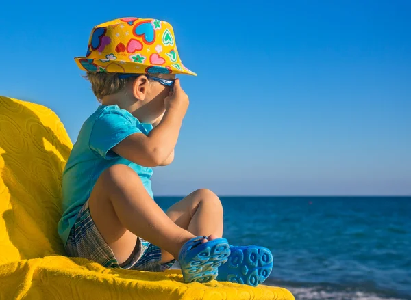 Klein kind kijkt naar de zee — Stockfoto