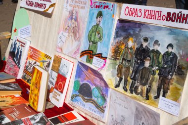 Sergi tezgah üzerinde savaş hakkında kitap ve çocuk çizimleri 