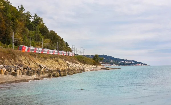 Elektriska tåg Lastochka går utmed Svarta havet till Sochi — Stockfoto