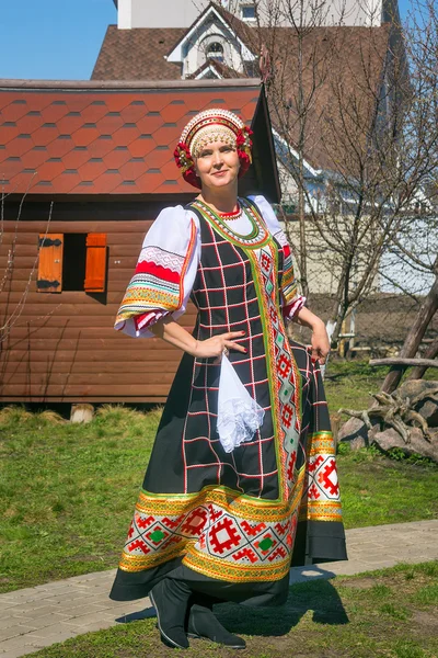 Vrouw in Russische nationale sundress — Stockfoto