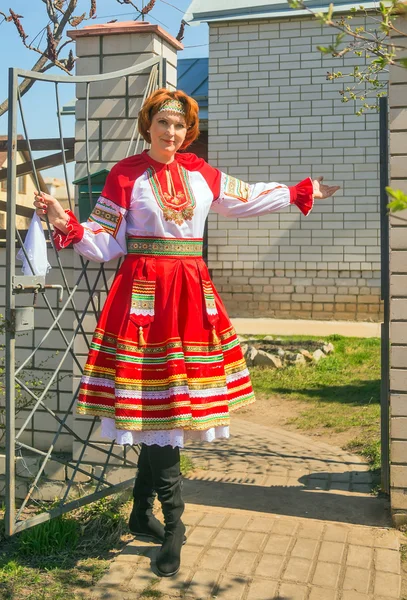 Mulher em russo sundress nacional — Fotografia de Stock