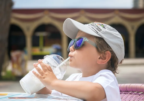 Kleine jongen milkshake door een rietje drinken — Stockfoto