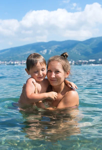 Mutter mit ihrem Sohn beim Baden im Meer — Stockfoto