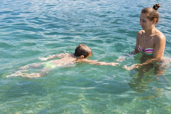 Criança nadando debaixo d 'água mar para mamãe — Fotografia de Stock