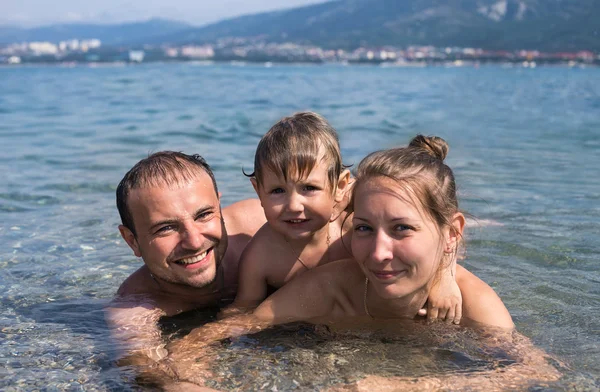 Família com bebê no mar — Fotografia de Stock