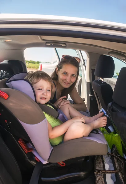 Resa med baby med bil — Stockfoto