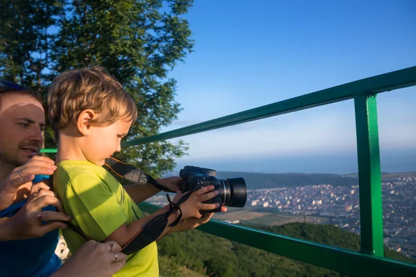 Zaměřil malého chlapce s tátou obrázky města Stock Fotografie