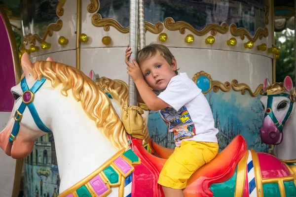 Moe kleine jongen rijden op de rotondes — Stockfoto