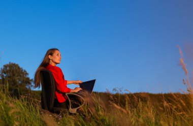 Genç iş kadını düşünceli güneş Yükseliyor veya s doğru görünüyor